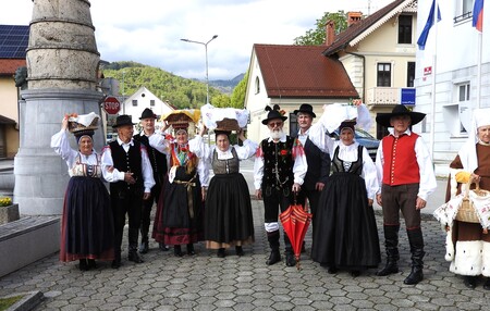 Jedi so v soboto nesli k žegnu  tudi mimo spomenika Davorina Jenka